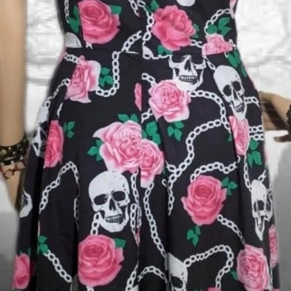 Skulls and flowers dress - Picture 4 of 7